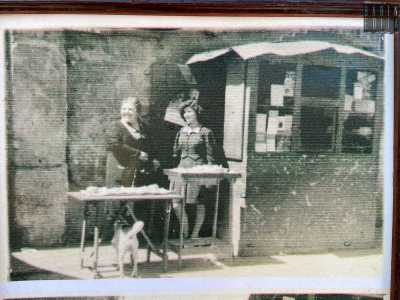 ...dove, assieme ai quotidiani, si vendevano uva e nocelle
